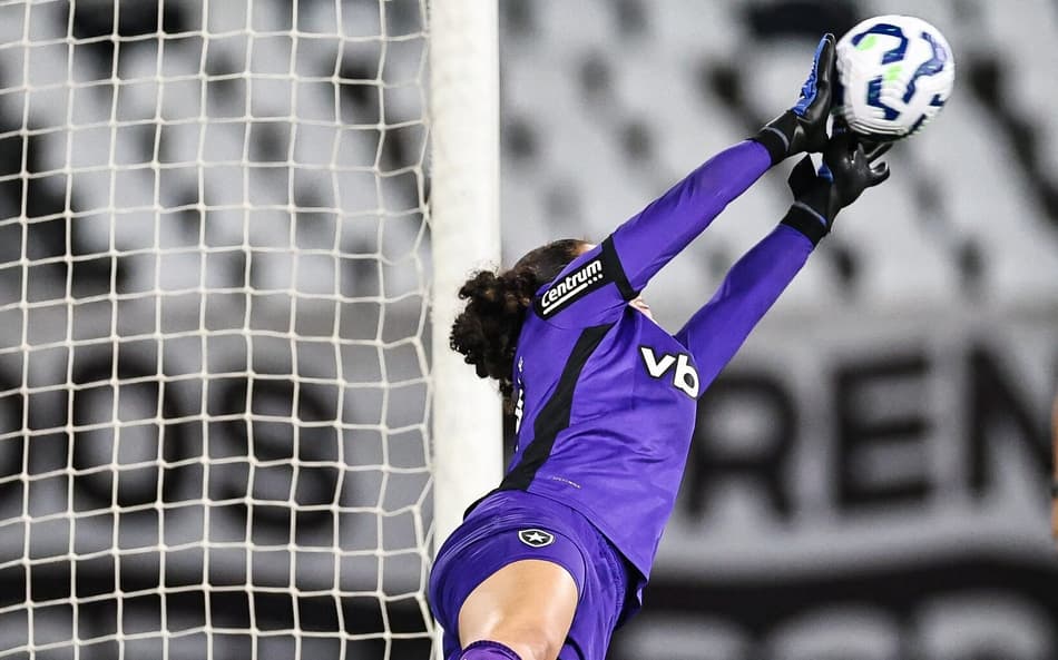 Michelle denfedeu um pênalti para o Botafogo na semifinal do Brasileirão Feminino A2