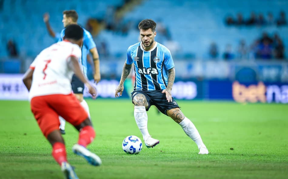 Nathan com a bola em jogo do Grêmio contra o Bragantino. (Foto: Lucas Uebel/Grêmio FBPA)