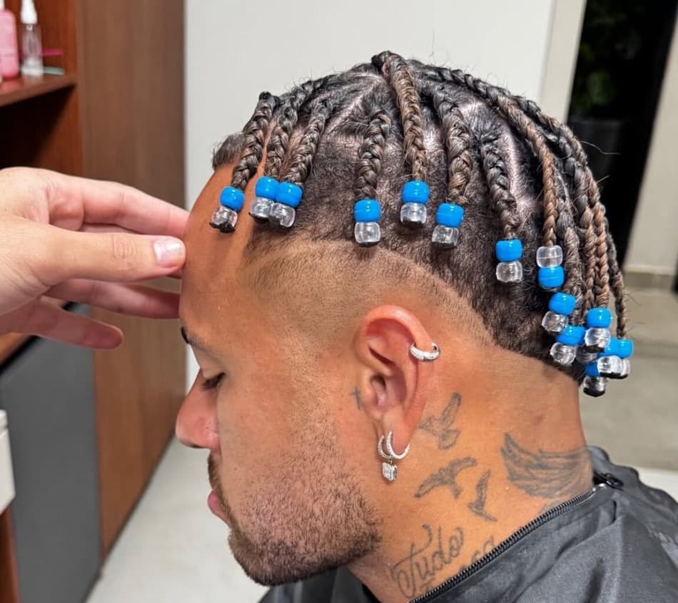 Neymar exibe novo corte de cabelo; veja os visuais mais marcantes