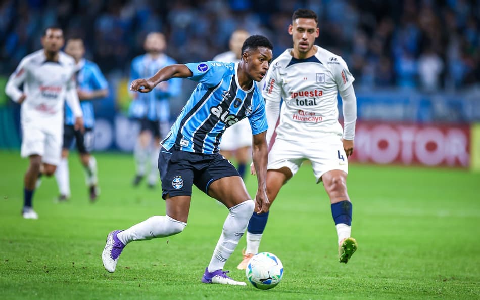 Noriega marca Riquelme no jogo entre Alianza Lima e Grêmio pela Copa Sul-Americana. (Foto: Lucas Uebel/Grêmio FBPA)