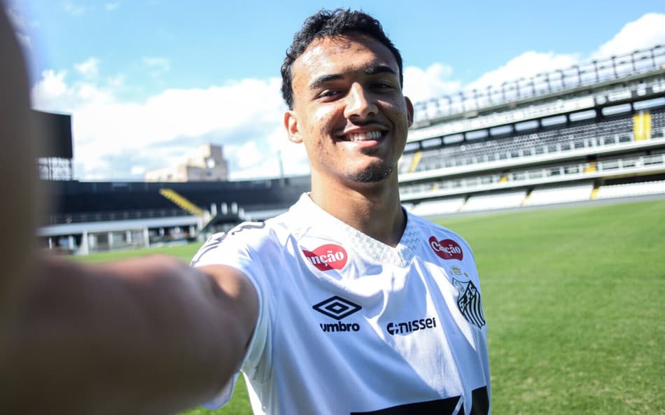 Santos renovou mais um contrato de joia das categorias de base do clube. (Foto: Reinaldo Campos/Santos FC)