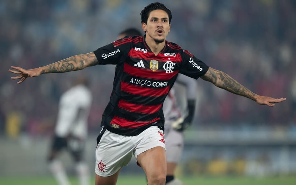 RJ - RIO DE JANEIRO - 25/08/2025 - BRASILEIRO A 2025, FLAMENGO X VITORIA - Pedro jogador do Flamengo comemora seu gol durante partida contra o Vitoria no estadio Maracana pelo campeonato Brasileiro A 2025. Foto: Jorge Rodrigues/AGIF