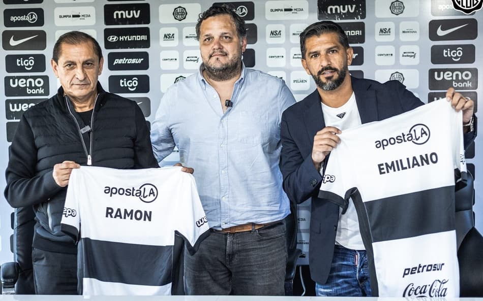 Ramón Díaz e Emiliano Díaz em apresentação no Olimpia, em julho