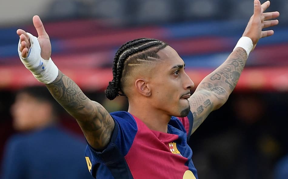 Raphinha comemora vitória do Barcelona sobre o Celta de Vigo, pela La Liga