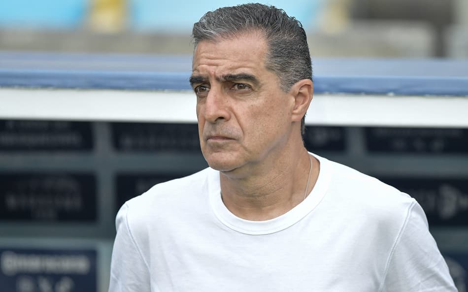 Renato Paiva na partida entre Fluminense e Fortaleza, pelo Brasileirão (Foto: Thiago Ribeiro/AGIF)