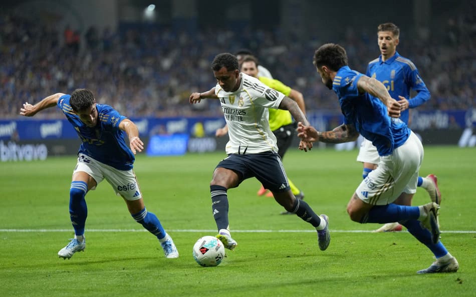 Rodrygo em ação pelo Real Madrid contra o Real Oviedo