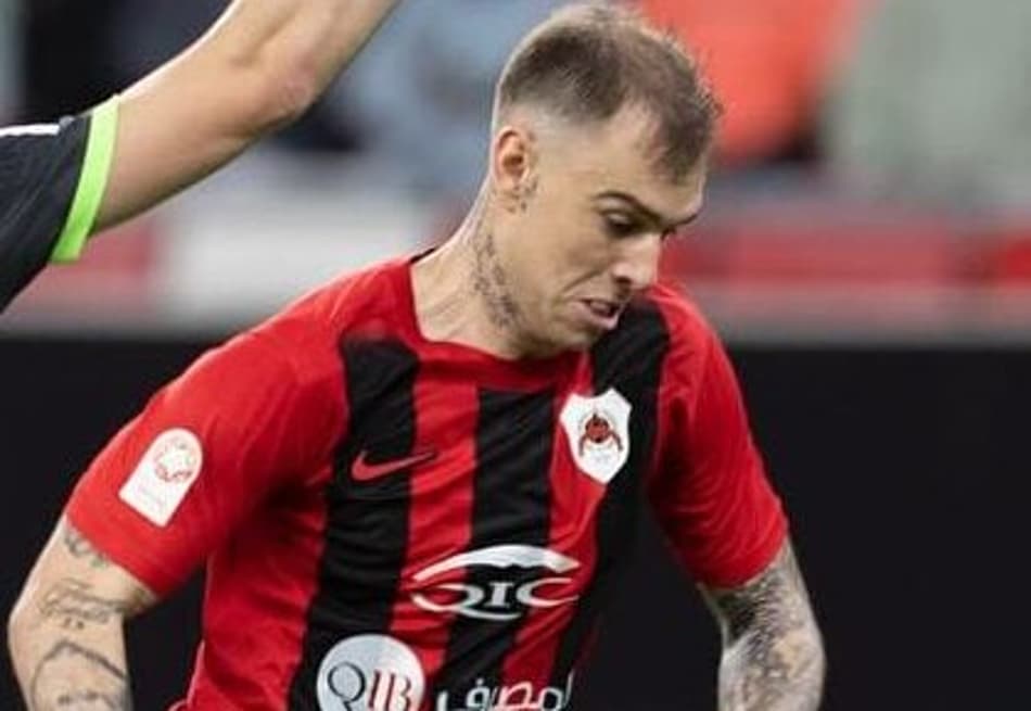 Róger Guedes em partida pelo Al-Rayyan