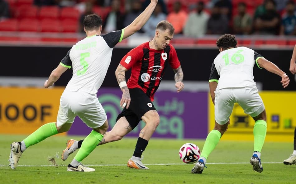 Róger Guedes em partida pelo Al-Rayyan