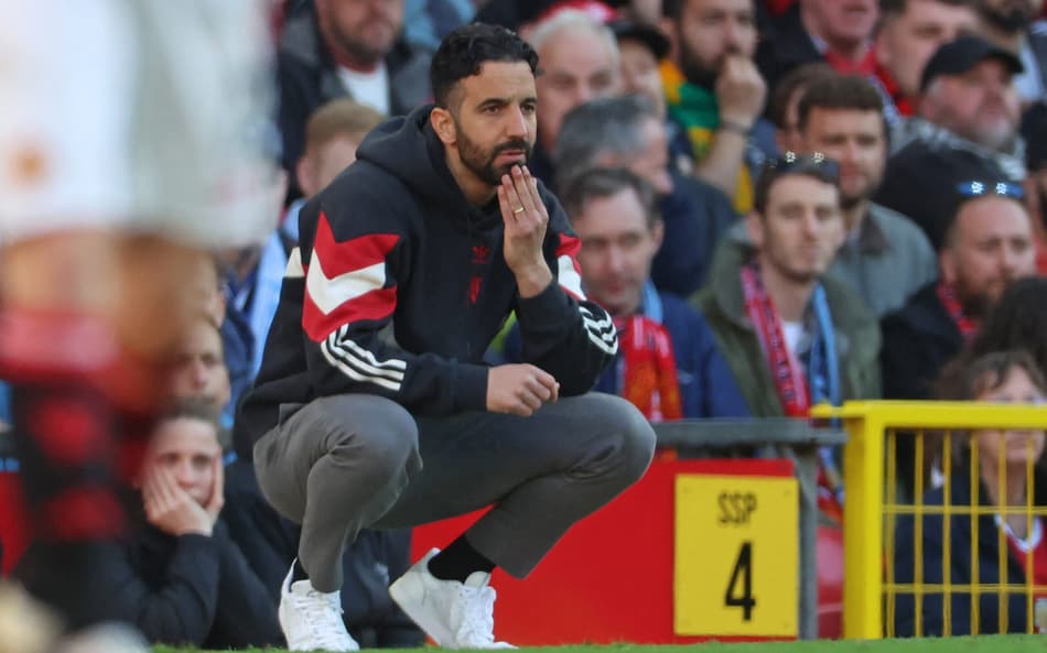 Ruben Amorim observa jogo entre Manchester United e Manchester City, no Old Trafford