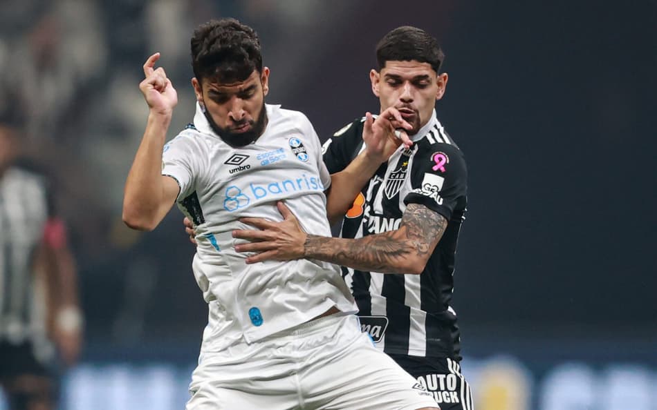Rubens jogador do Atletico-MG disputa lance com Pepe jogador do Gremio durante partida no estadio Arena MRV pelo campeonato Brasileiro A 2024. Foto: Gilson Lobo/AGIF
