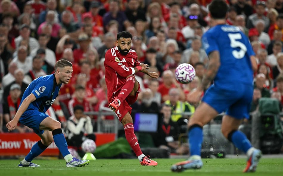 Salah em ação observado por defensores no jogo entre Liverpool e Bournemouth, pela Premier League