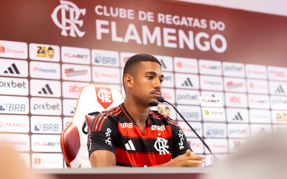 Samuel Lino durante apresentação como novo reforço do Flamengo