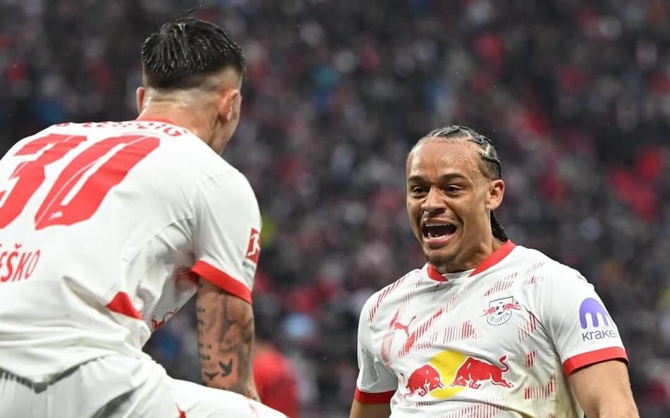 Benjamin Sesko e Xavi Simons comemoram gol pelo RB Leipzig (Foto: Reprodução)