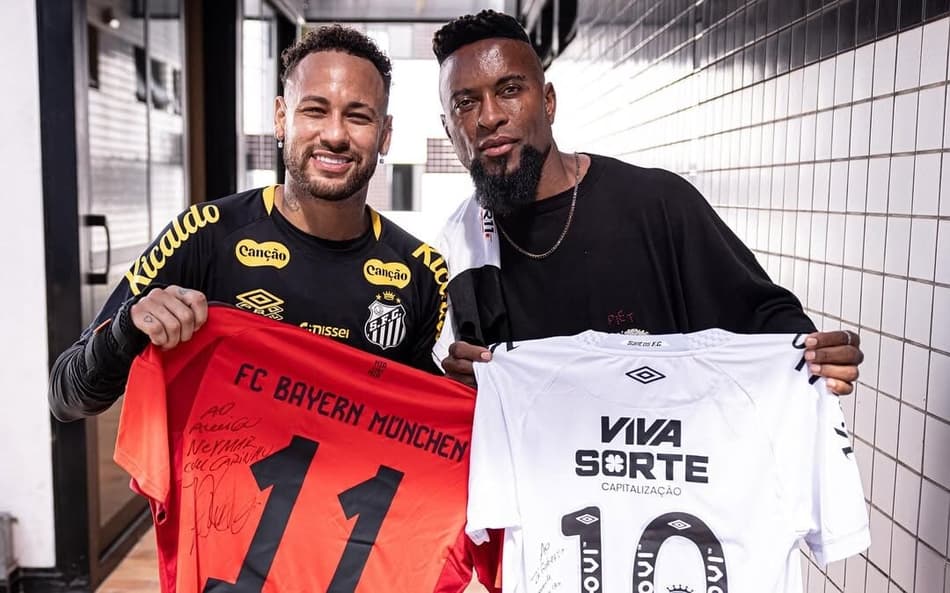 Neymar recebe a visita de Zé Roberto no CT Rei Pelé. (Foto: Divulgação/ Instagram)