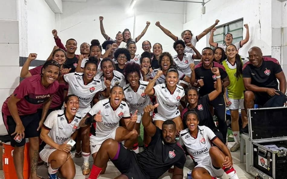 Jogadoras do Vitória comemoram classificação na Copa do Brasil (Foto: divulgação / EC Vitória)