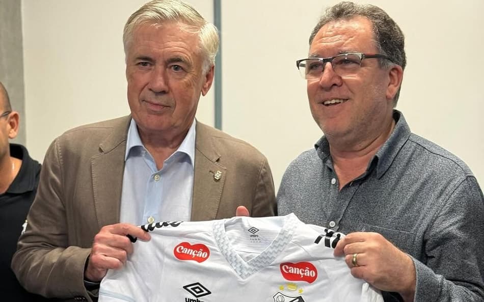 Marcelo Teixeira presenteia o técnico da Seleção Brasileira, Carlo Ancelotti, com uma camisa do Santos. (Foto: Divulgação/ Santos FC)