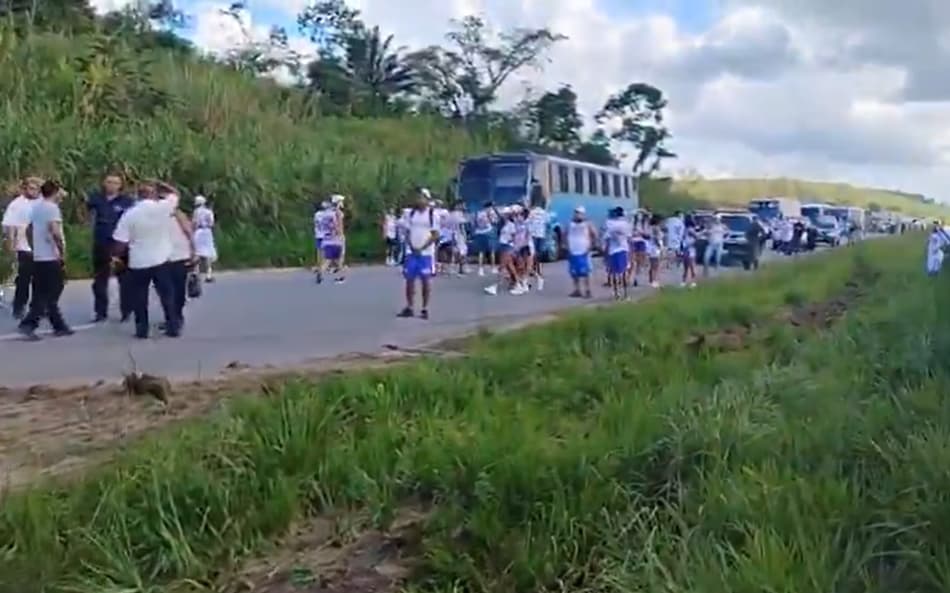 Torcedores do Bahia que estavam em ônibus a caminho de Recife (Foto: reprodução)
