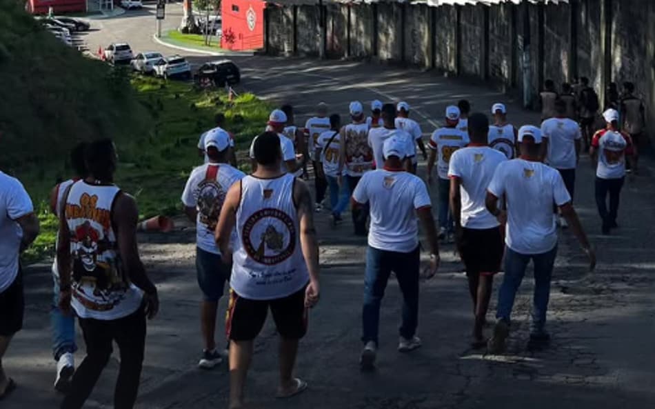 Torcedores organizados entram no CT do Vitória (Foto: reprodução / redes sociais)