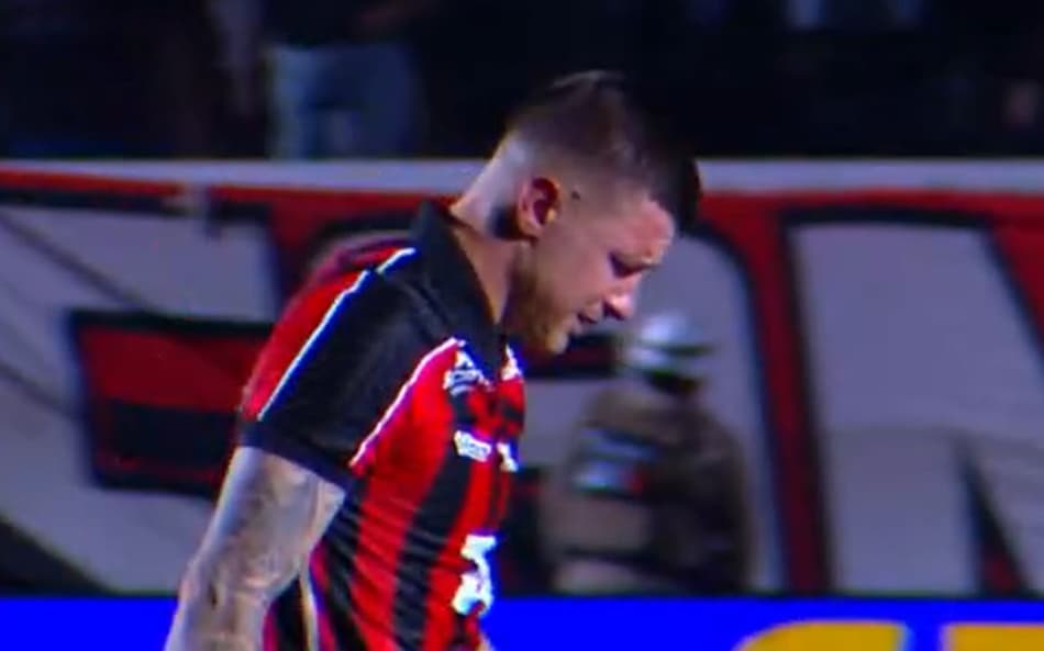 Atleta do Vitória chora aliviado ao bater o Atlético-MG: ‘Envolve nossa família’