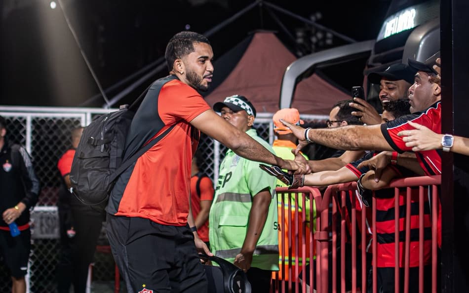 Lucas Arcanjo na chegada ao Barradão (Foto: Victor Ferreira / EC Vitória)