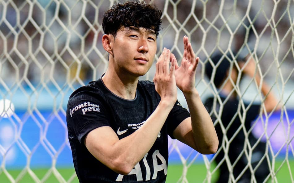 Son aplaude torcida em despedida do Tottenham durante a pré-temporada