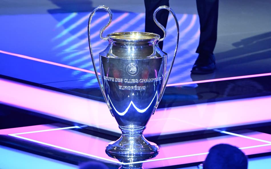 Taça da Champions League no sorteio dos confrontos pela Uefa