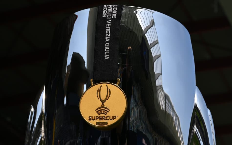 Taça da Supercopa da Europa que será disputada entre PSG e Tottenham