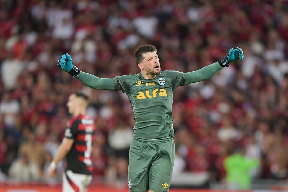Tiago Volpi comemora gol de pênalti no empate do Grêmio com o Flamengo. (Foto: Thiago Ribeiro/AGIF)
