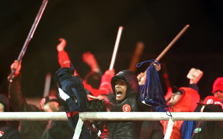Torcedores do Independiente com barras de ferro para agredir fãs da Universidad de Chile em jogo da Sul-Americana