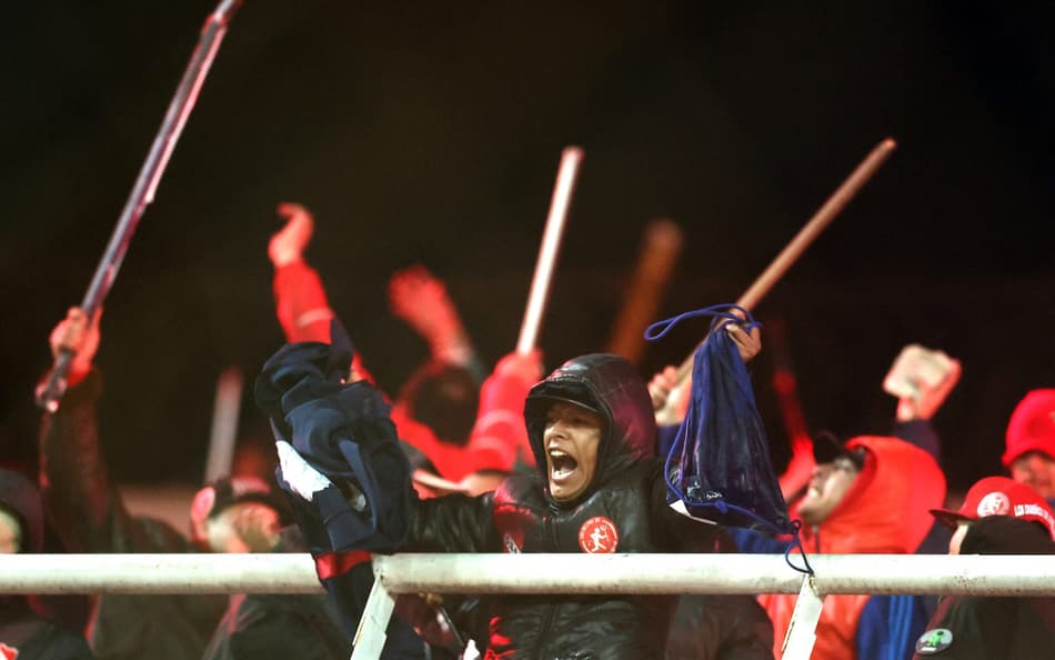 Torcedores do Independiente com barras de ferro para agredir fãs da Universidad de Chile em jogo da Sul-Americana