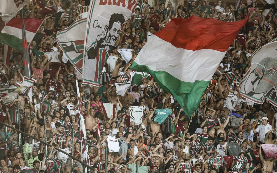 Torcida do Fluminense nas arquibancadas do Maracanã no jogo contra o Grêmio