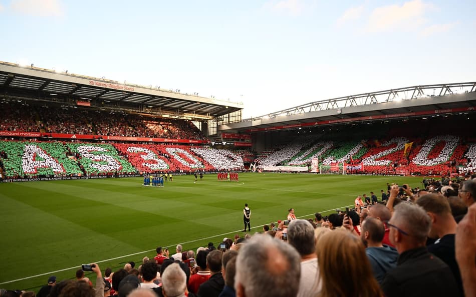 Torcida do Liverpool exibe mosaicos em homenagem a Diogo Jota e André Silva