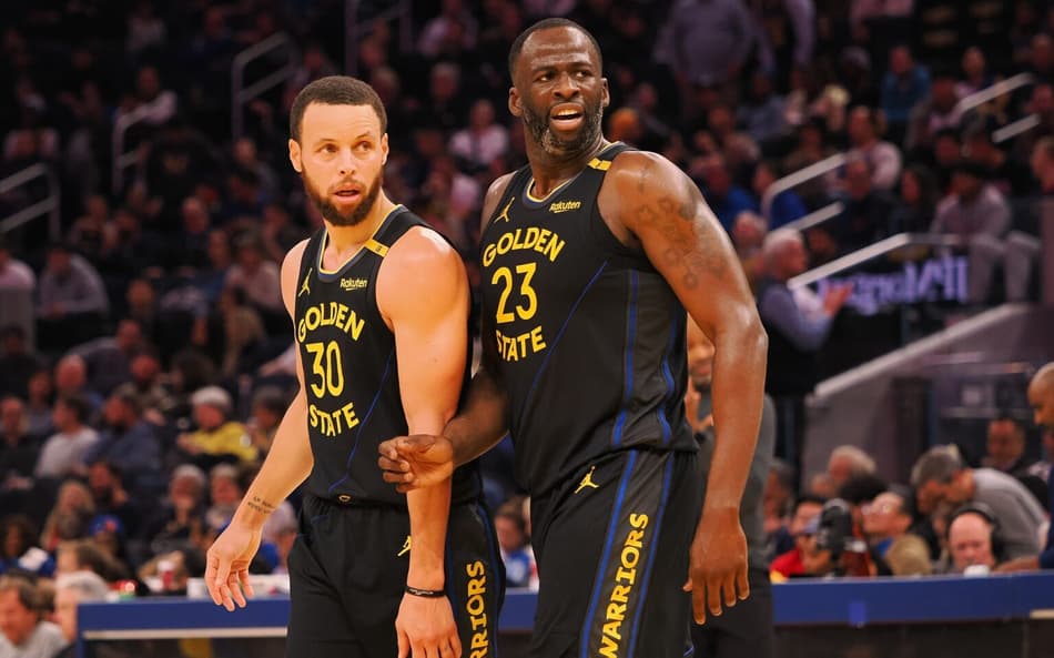 Stephen Curry e Draymond Green em jogo do Golden State Warriors contra o Orlando Magic na NBA (Foto: Kelley L Cox/Imagn Images)