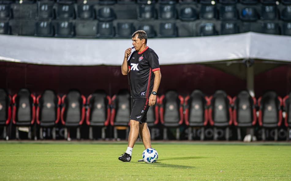 Carille comanda treino do Vitória (Foto: Victor Ferreira / EC Vitória)