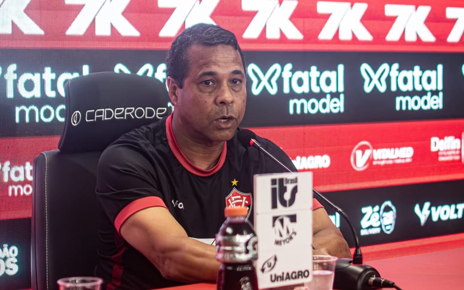 Rodrigo Chagas concede primeira entrevista como treinador do Vitória (Foto: Victor Ferreira / EC Vitória)