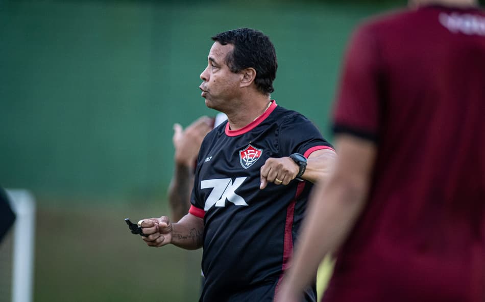 Rodrigo Chagas comanda primeiro treino no Vitória (Foto: Victor Ferreira / EC Vitória)