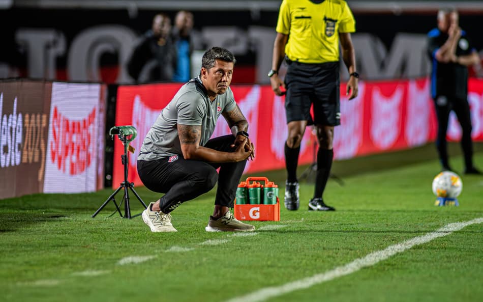 Thiago Carpini comanda o Vitória contra o Confiança (Foto: Victor Ferreira / EC Vitória)