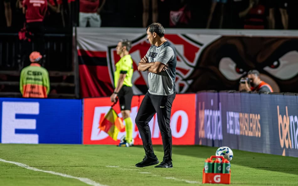Carille comanda o Vitória no Barradão contra o Palmeiras (Foto: Victor Ferreira / EC Vitória)
