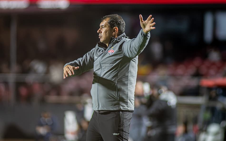 Carille comanda o Vitória no Morumbis (Foto: Victor Ferreira / EC Vitória)