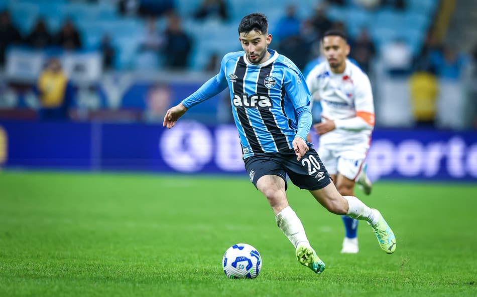 Villasanti com a bola na vitória do Grêmio sobre o Fortaleza. (Foto: Lucas Uebel/Grêmio FBPA)