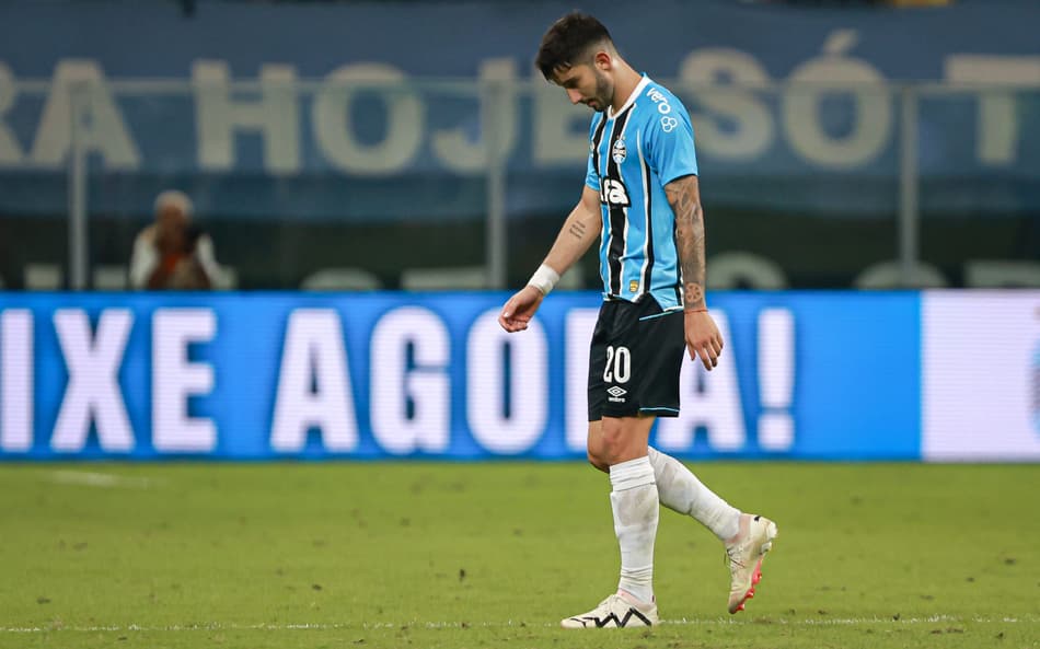 Villasanti cabisbaixo em jogo do Grêmio. (Foto: Maxi Franzoi/AGIF)