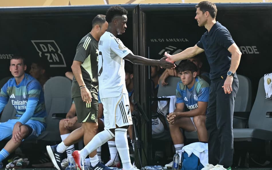 Vini Jr cumprimenta Xabi Alonso ao ser substituiído no Real Madrid contra o PSG, no Mundial (Foto: Paul Ellis/AFP)