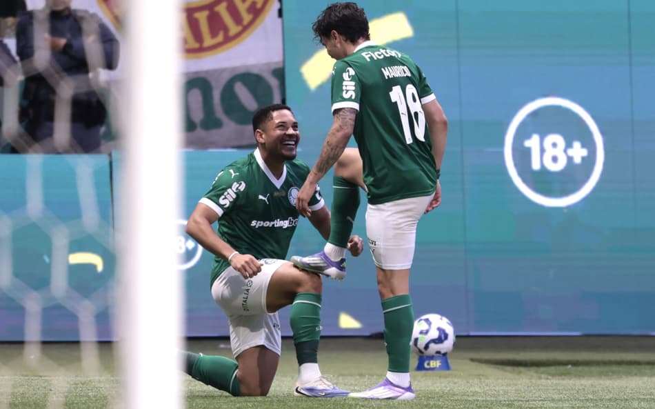 Vitor Roque, do Palmeiras, comemora seu gol contra o Ceará (Foto: Marcello Zambrana/AGIF)