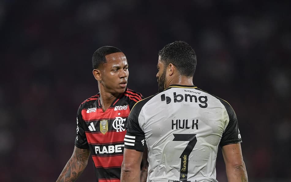 Wallace Yan e Hulk se estranham durante jogo do Brasileirão no Maracanã (Foto: Thiago Ribeiro / AGIF)