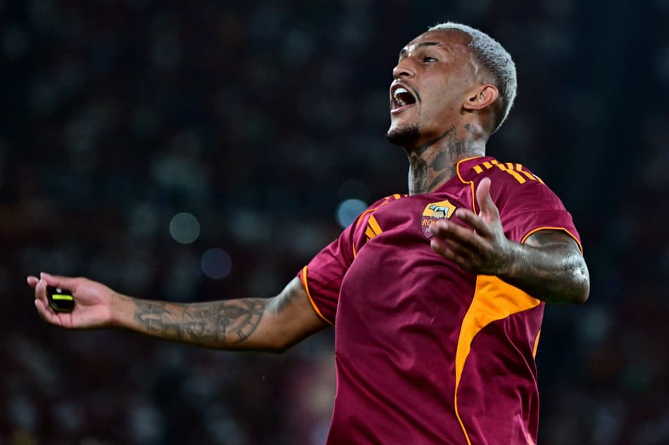 Wesley comemora gol marcado pela Roma contra o Bologna, pelo Campeonato Italiano