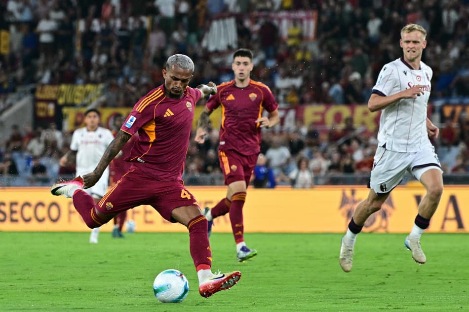 Wesley em ação pela Roma contra o Bologna, pelo Campeonato Italiano