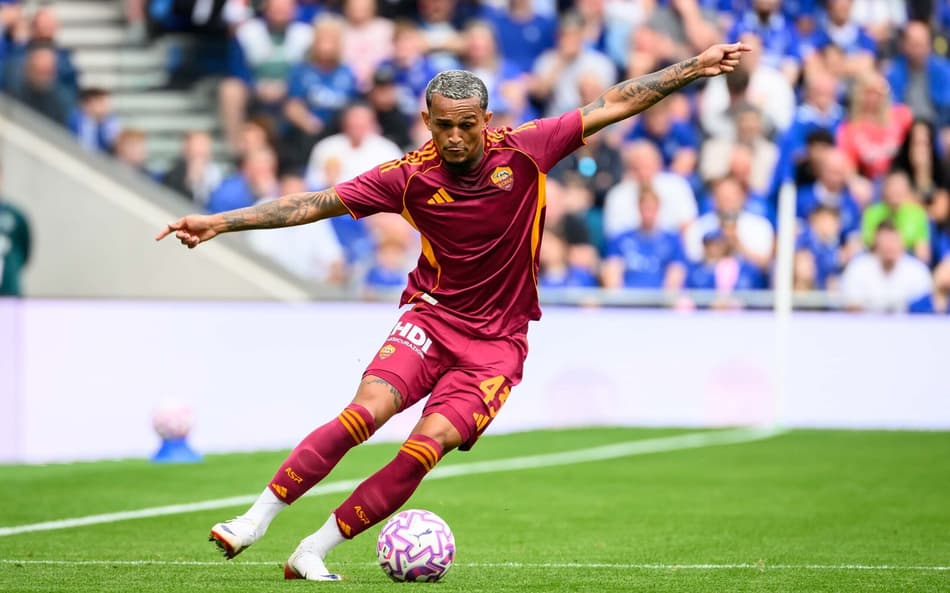 Wesley em ação pela Roma contra o Everton em amistoso de pré-temporada
