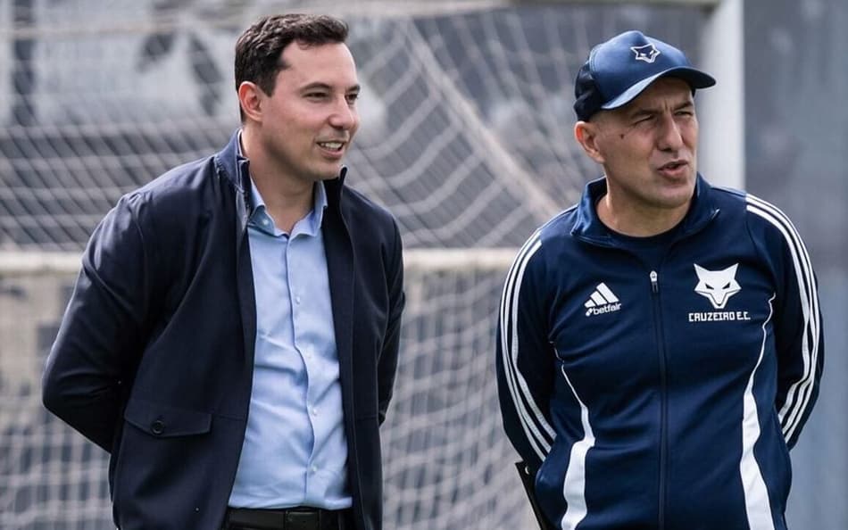 Pedro Junio e Leo Jardim em treino do Cruzeiro. (Foto: Reprodução/X)