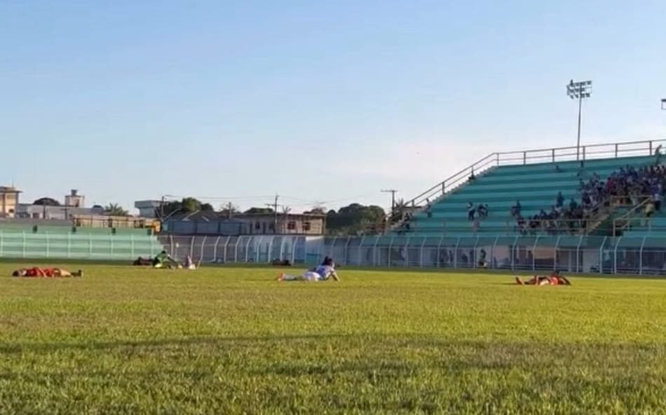 Atletas tiveram que se deitar no gramado para fugir das abelhas em jogo feminino. (Foto: Reprodução/Penarol-AM)