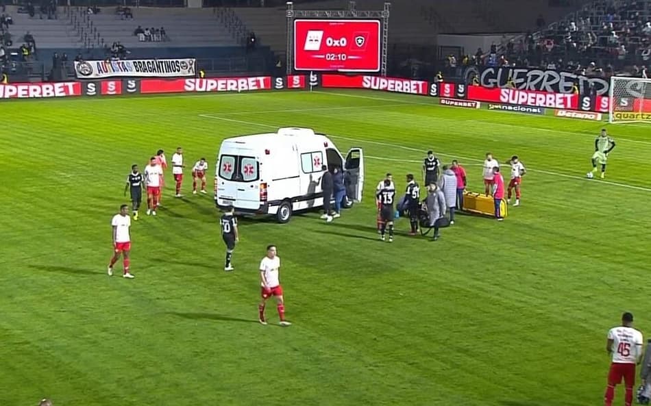 Ambulância tirou Marlon Freitas, do Botafogo, de campo em Bragança Paulista (Foto: Reprodução/SporTV)